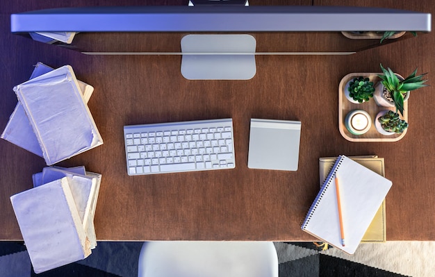 Mesa de estudante com livros de informática e blocos de notas em uma mesa de madeira