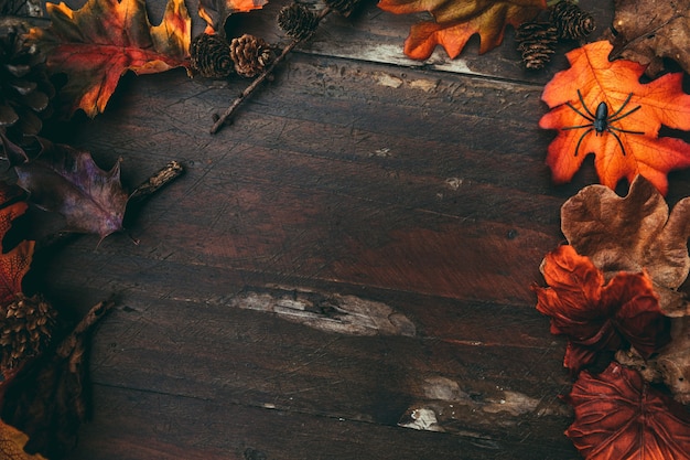 Mesa de Halloween de madeira com folhas coloridas