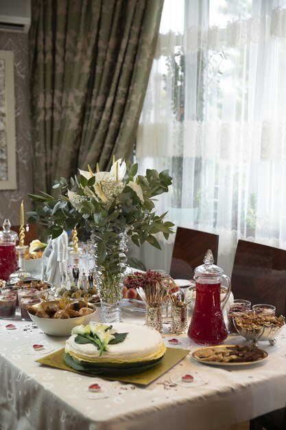 Mesa de jantar com refeições e flores decorativas, vista de alto ângulo em uma sala