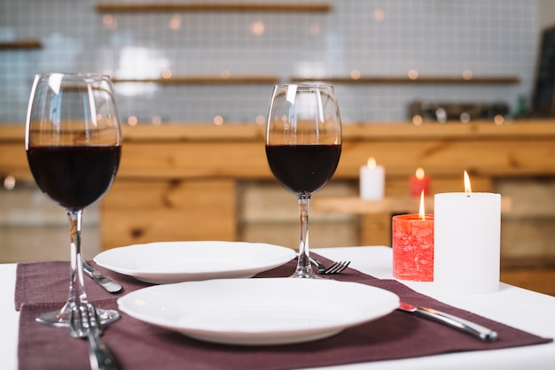Mesa de jantar romântica com taças de vinho