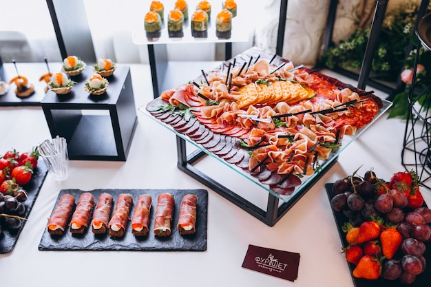 Foto grátis mesa de lanches e sobremesas de casamento