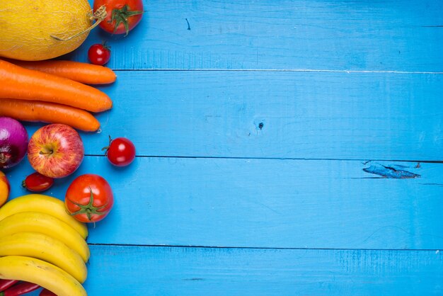 mesa de madeira com frutas e legumes