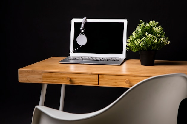 Mesa de madeira com laptop e cadeira