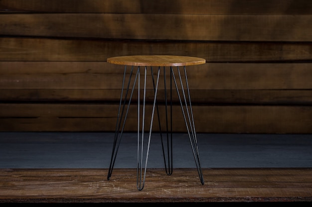 Foto grátis mesa de madeira com pés de metal e parede de madeira