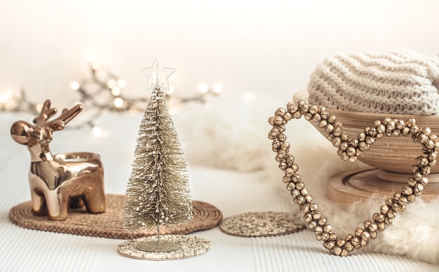 Mesa de Natal natureza morta com decoração festiva.