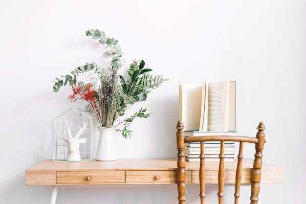 Mesa decorativa com livros