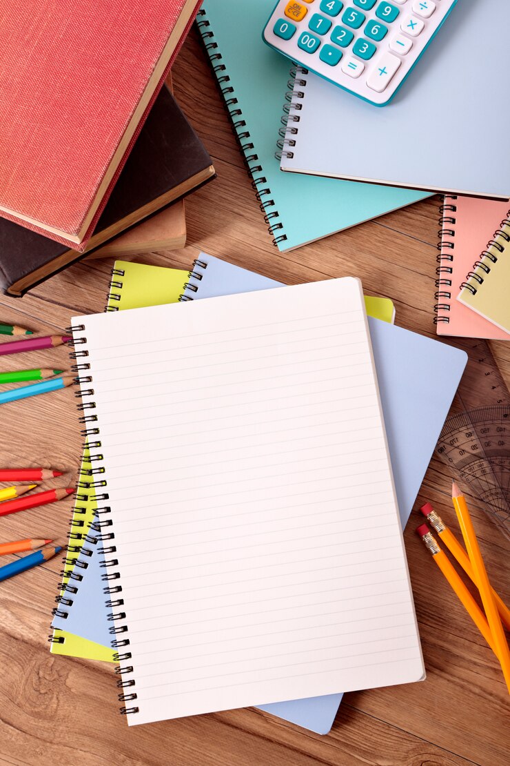 Foto grátis mesa do estudante universitário com o caderno aberto