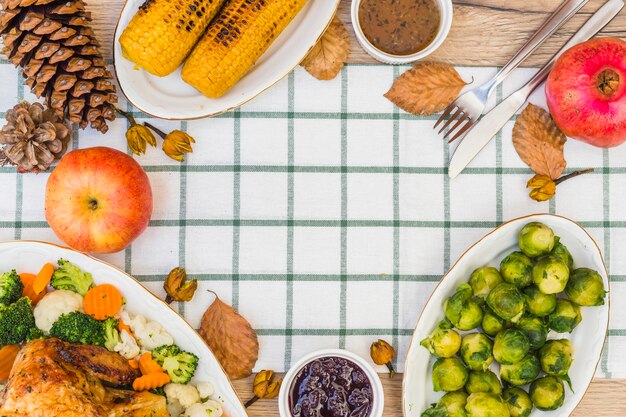 Mesa festiva coberta com vários alimentos