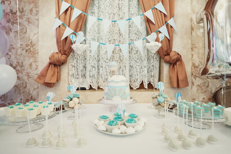 Foto grátis &quot;mesa festiva com cupcakes e biscoitos&quot;