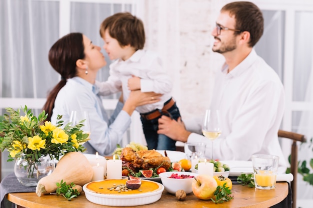 Mesa festiva com pessoas felizes