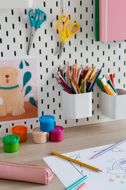 Mesa infantil de ângulo elevado com desenhos e lápis