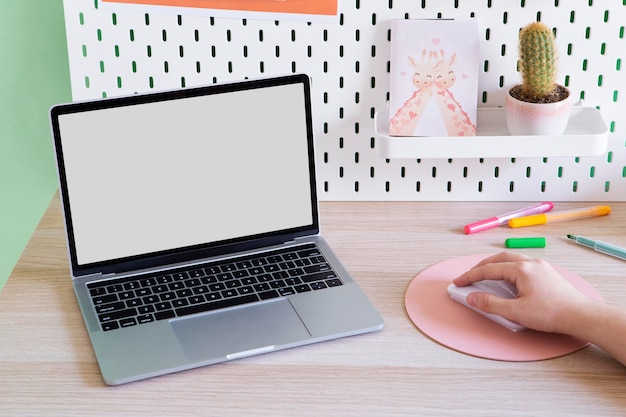 Mesa infantil de ângulo elevado com laptop e mouse