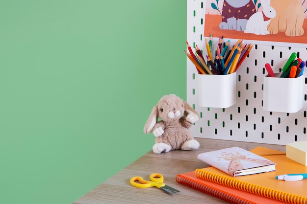 Mesa infantil de ângulo elevado com organizador