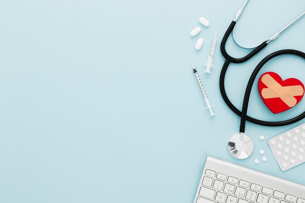 Mesa médica com espaço para texto e estetoscópio