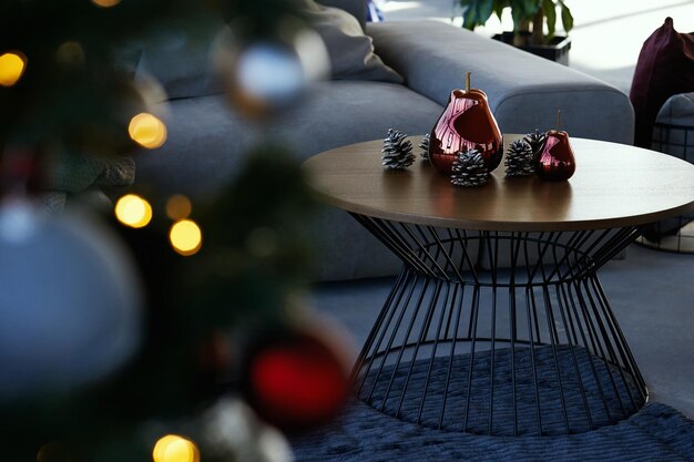 Mesa redonda elegante com decoração de Natal