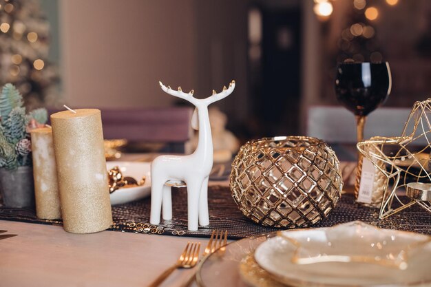 Mesa servida para o jantar de Natal na sala de estar. Conceito de véspera de ano novo