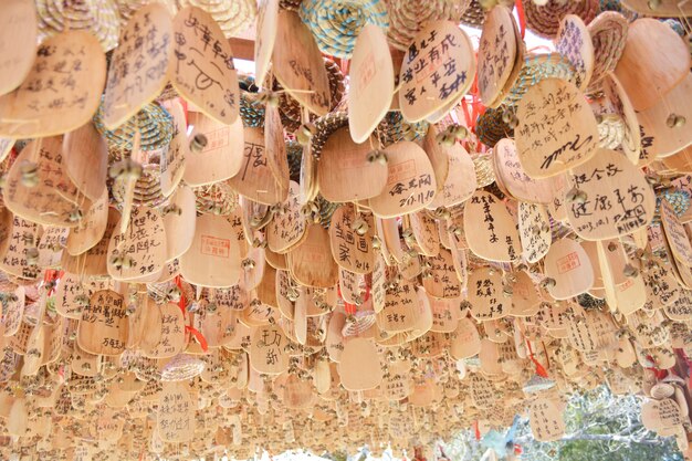 mesas de madeira com caracteres chineses