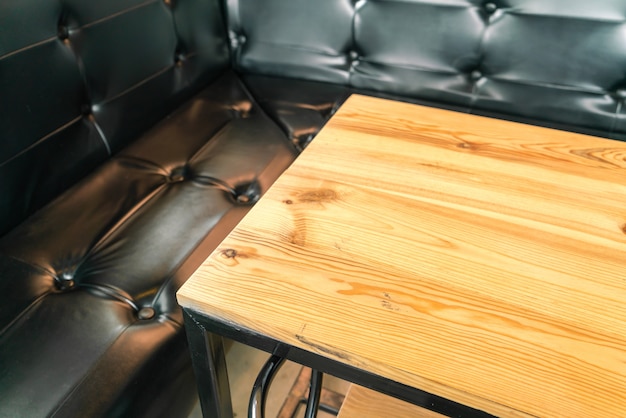 Foto grátis mesas e cadeiras no restaurante.