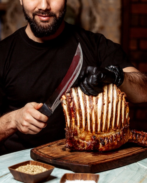 Mestre de carne com carne frita e faca