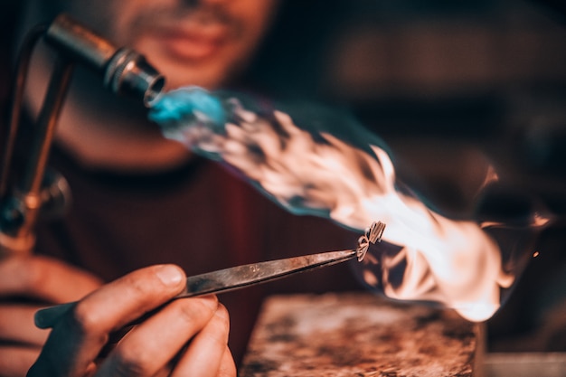 Mestre queima de metais sob alta temperatura