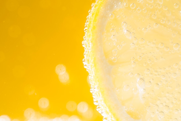 Metade de limão fatiado com gotas de água
