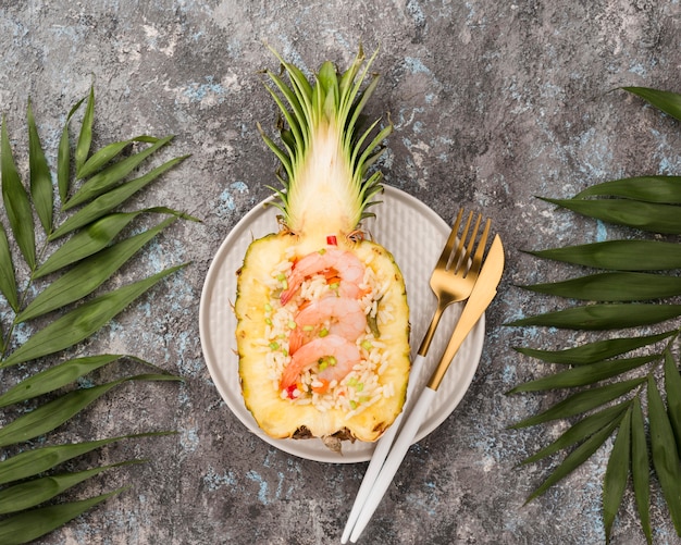 Metade do abacaxi com frutos do mar