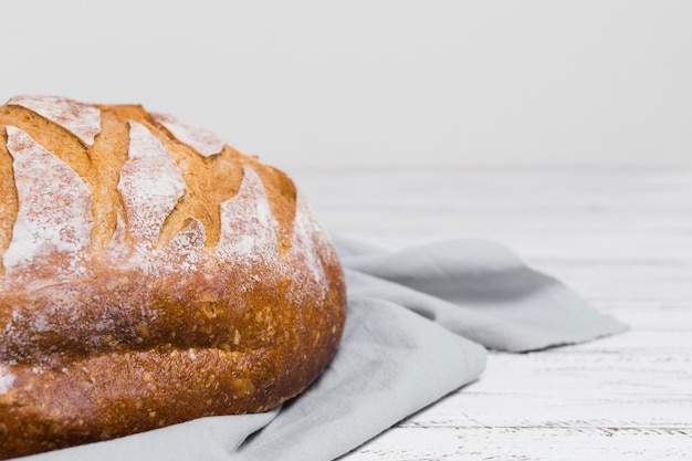 Foto grátis metade do pão no pano de cozinha