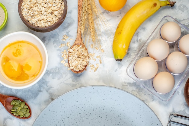 Metade do prato cinza vazio e ingredientes para a comida na mesa de gelo