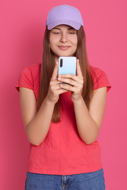 Foto grátis metade do rosto de mulher segurando mensagens de texto e telefone inteligente moderno