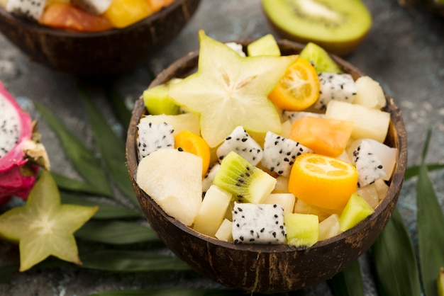 Metades de coco cheio de salada de frutas close-up