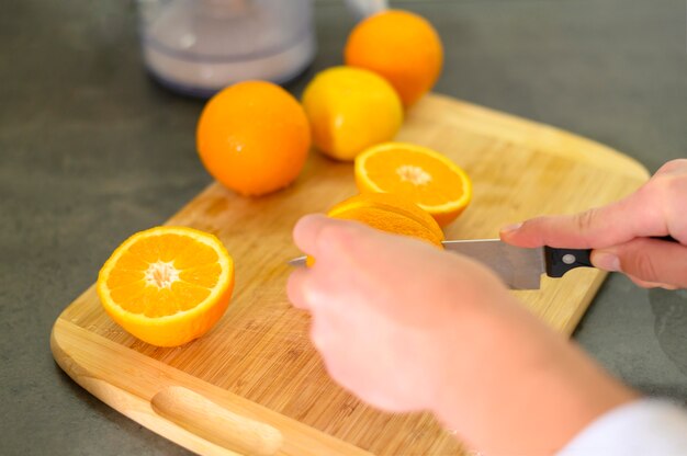 Metades de laranjas e faca na cozinha
