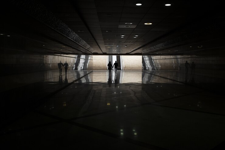 Foto grátis metrô escuro com pessoas andando à distância