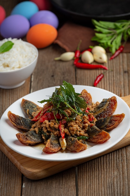 Mexa Basil Fried com Spicy Century Egg Servido com arroz cozido no vapor e molho de peixe de pimenta, comida tailandesa.