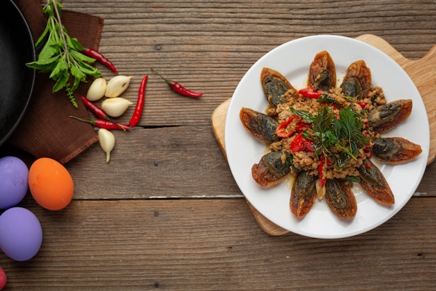 Mexa Basil Fried com Spicy Century Egg Servido com arroz cozido no vapor e molho de peixe de pimenta, comida tailandesa.