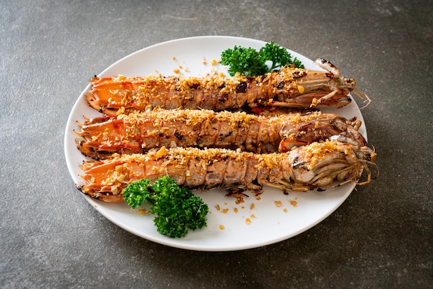 Mexa camarão frito mantis com alho no prato branco