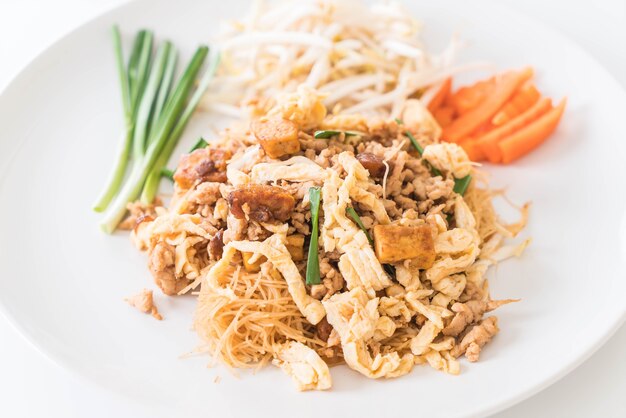 Mexa noodles no estilo tailandês