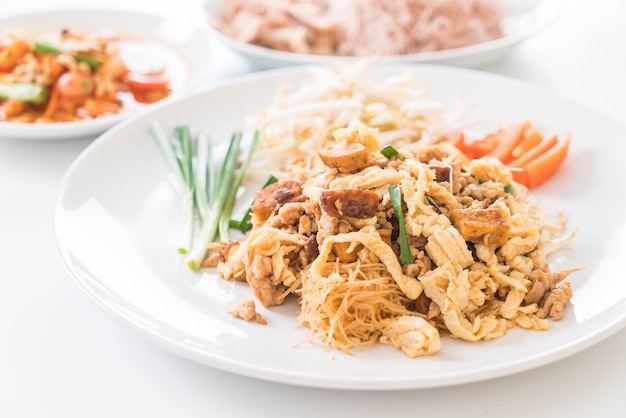 Mexa noodles no estilo tailandês