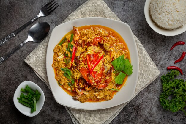 Mexa o caranguejo frito com curry em pó. Acompanhamentos bonitos.