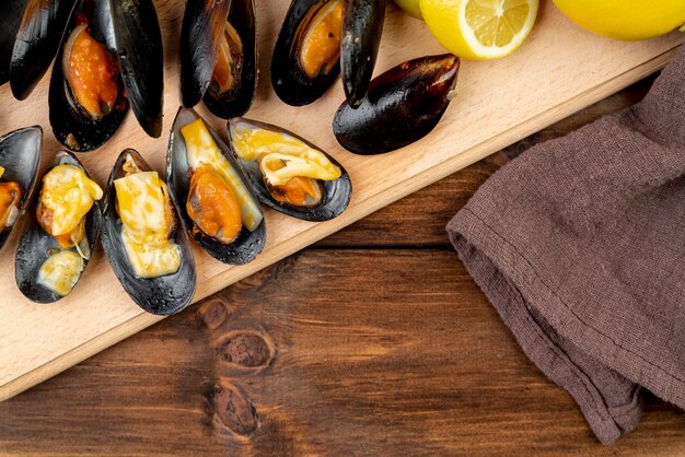 Mexilhões de frutos do mar cozidos na placa de madeira