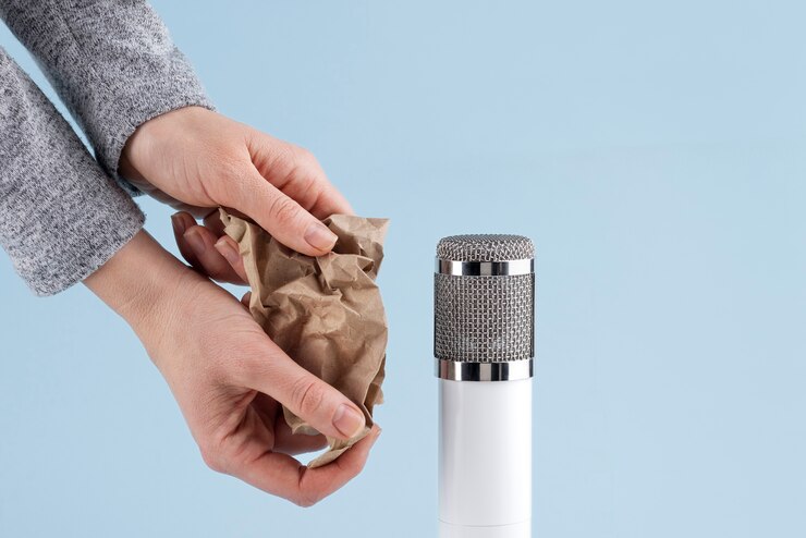 Foto grátis microfone asmr com papel amassado para som