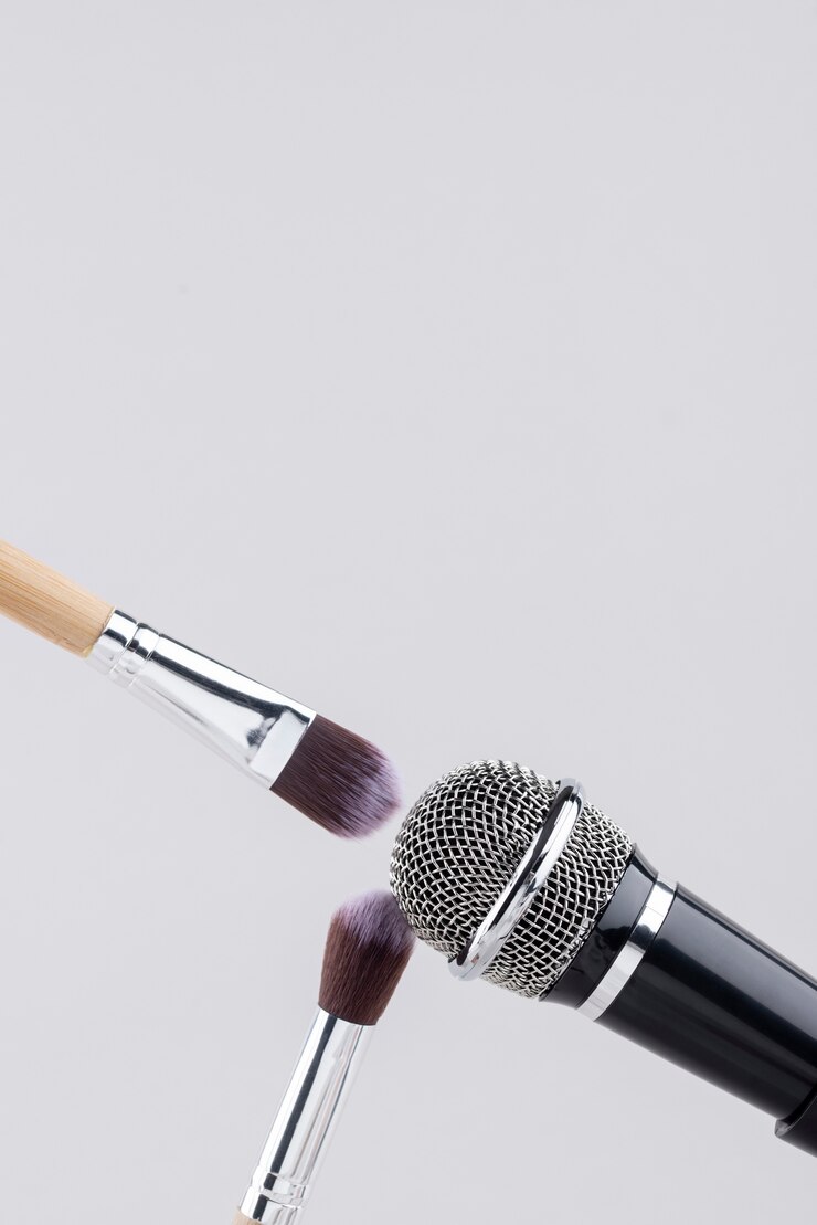 Foto grátis microfone asmr com pincel de maquiagem para som