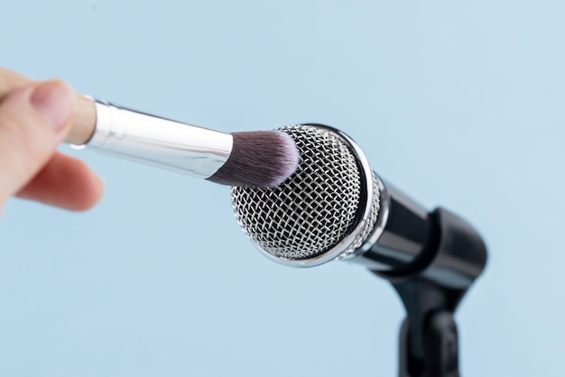 Microfone Asmr com pincel de maquiagem para som