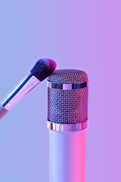 Foto grátis microfone asmr com pincel de maquiagem para som