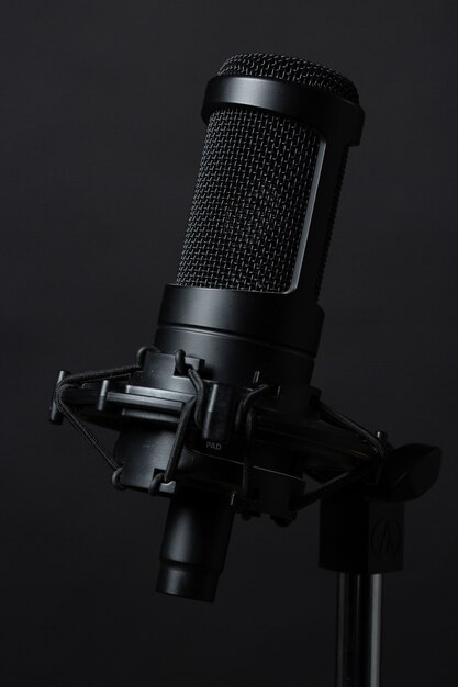 Microfone de pé no estúdio