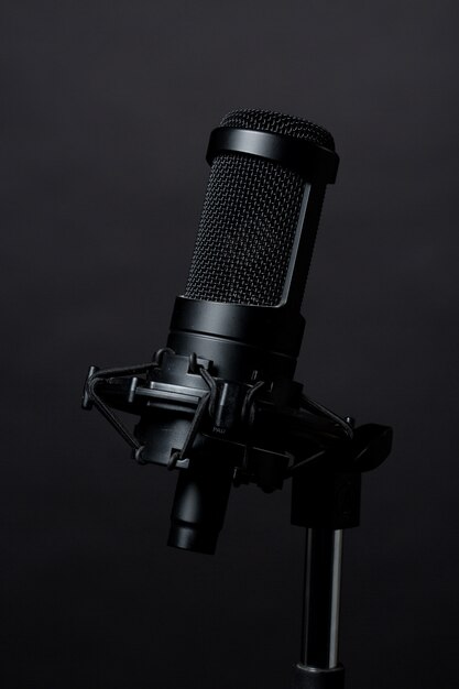 Microfone de pé preto em estúdio