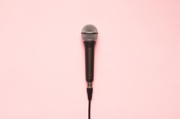 Microfone preto e prata em um fundo rosa