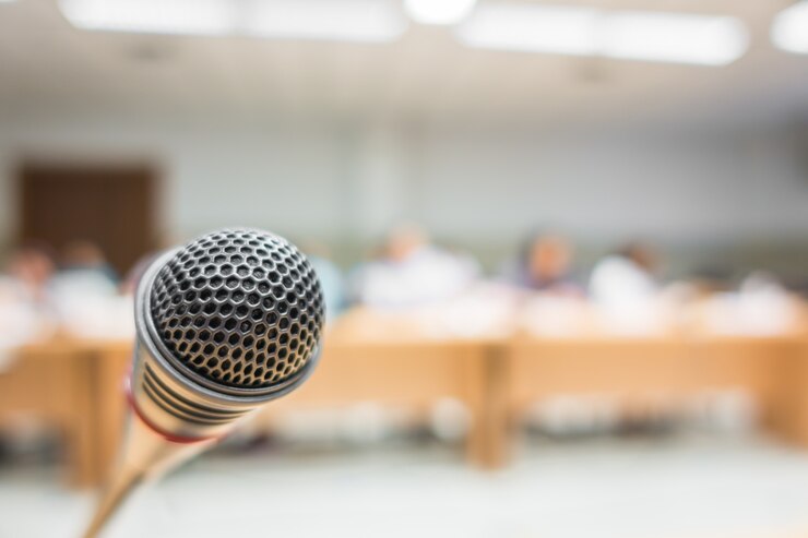 Foto grátis microfone preto na sala de conferências (filtrado imagem processada v
