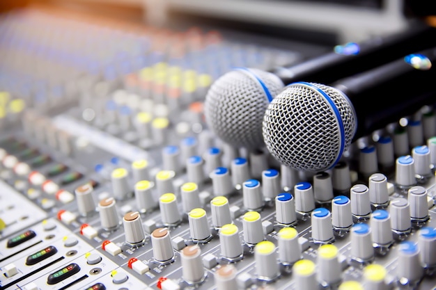 Microfones no mixer de som no estúdio