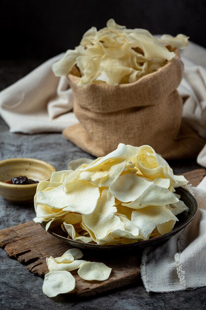 Microplaquetas de batata friáveis com molho de tomate Conceito do petisco.