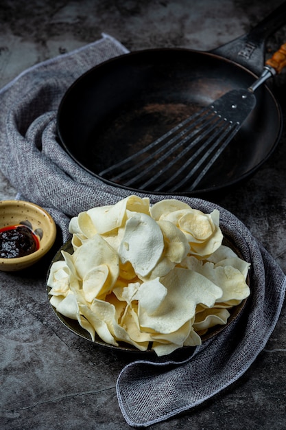 Microplaquetas de batata friáveis com molho de tomate Conceito do petisco.